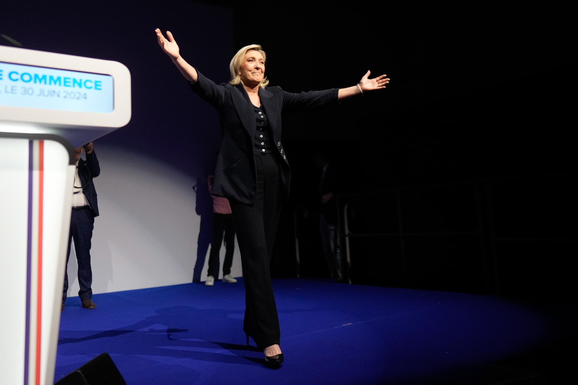 Le Pen Set For Landslide in First Election Round